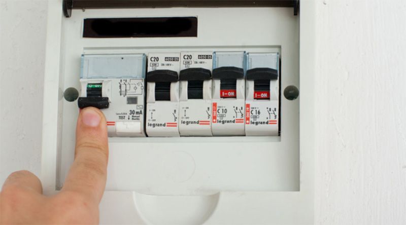 Cần ngắt nguồn điện trước khi tiến hành vệ sinh bình nóng lạnh