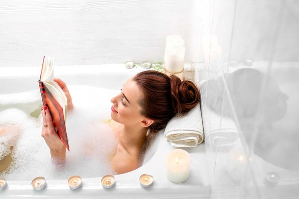 Chuẩn bị các sản phẩm để thư giãn trong khi tắm