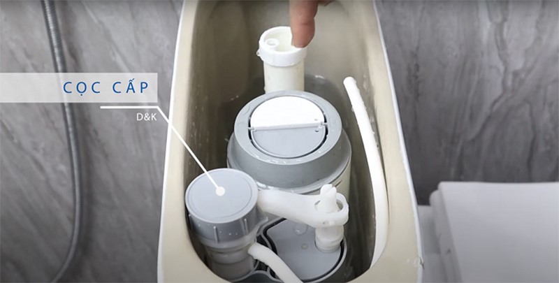 Điều chỉnh lại phao nước của bồn cầu