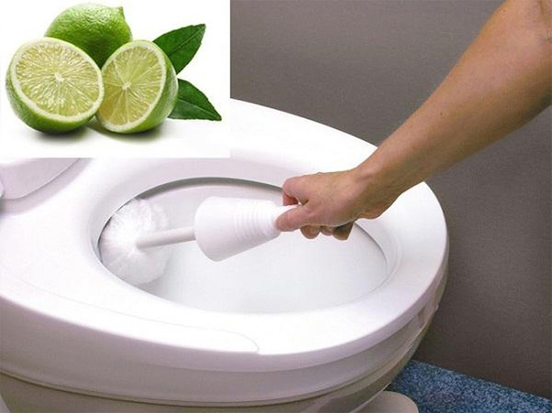 Sử dụng chanh để tẩy bồn cầu