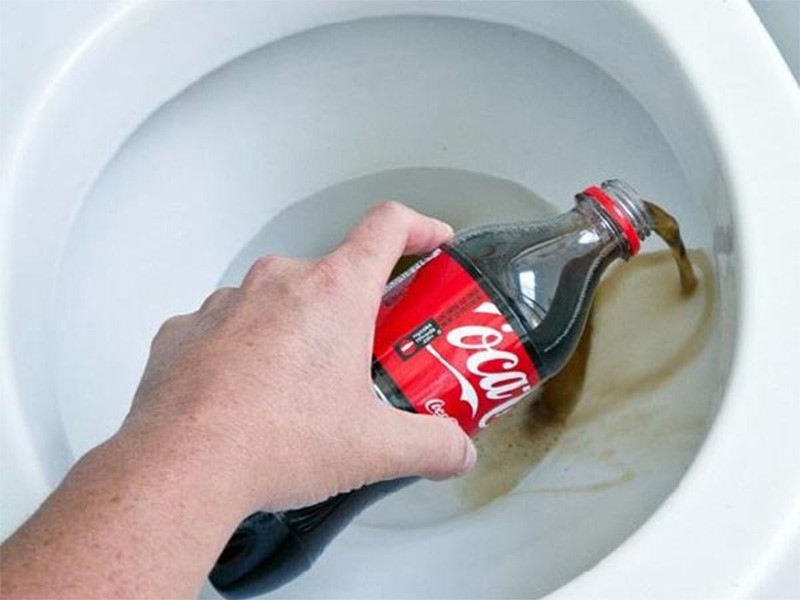 Sử dụng Coca Cola để tẩy bồn cầu
