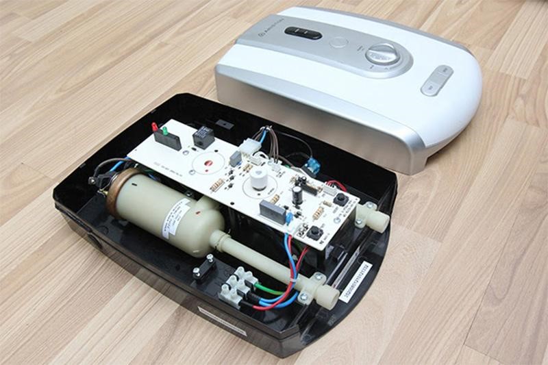 Tháo mặt trước của bình nóng lạnh trực tiếp.