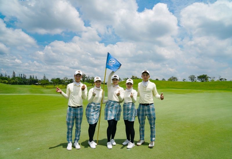 Caddie golf là nhân viên chịu trách nhiệm kéo và quản lý túi gậy
