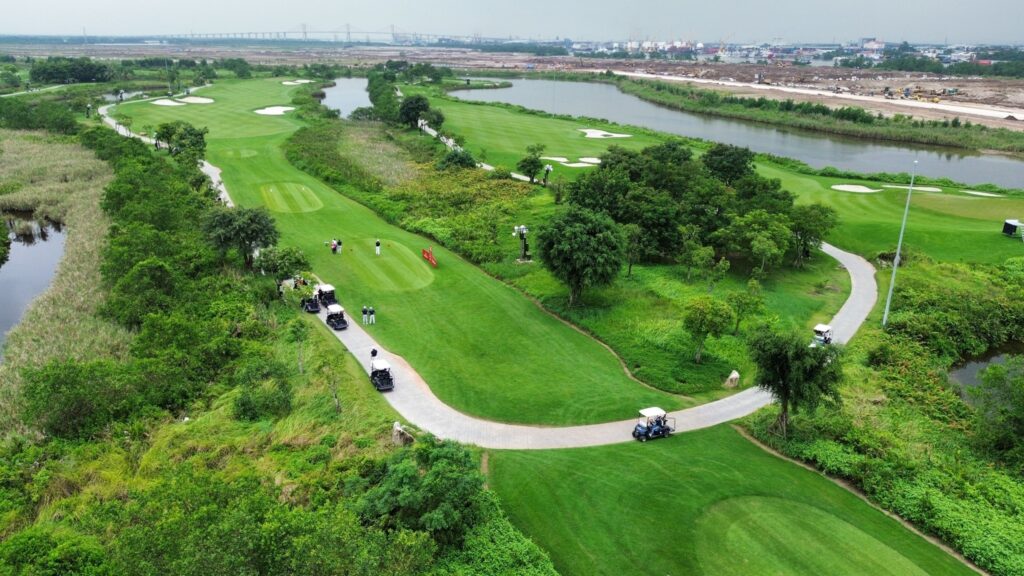 Phí sân cỏ là khoản chi phí quan trọng nhất