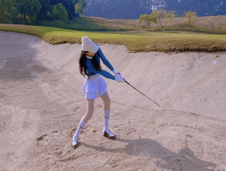 Khu vực bãi cát trên sân golf thường được đánh dấu bằng các vạch