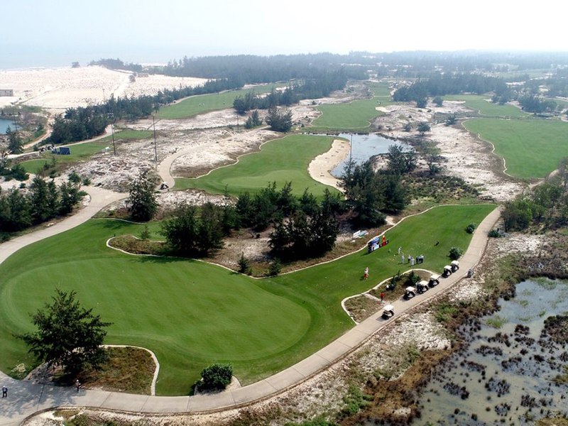 Tổ hợp 10 sân gôn 18 hố thuộc Quần thể nghỉ dưỡng đẳng cấp 5 sao FLC Quảng Bình Beach & Golf Resort.