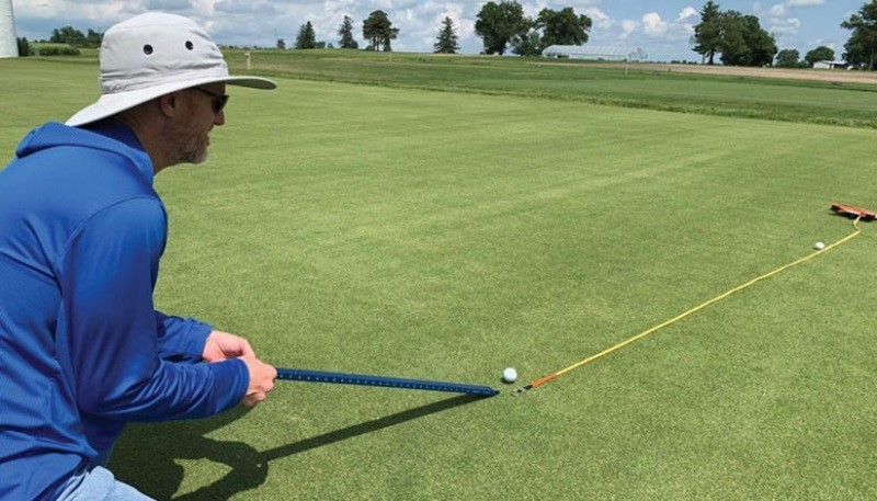 Tốc độ green là khoảng cách bóng golf lăn được từ khi chạm đất cho đến khi dừng hẳn