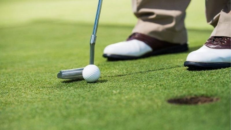 Sử dụng gậy putter bản dẹt giúp quá trình putting dễ dàng hơn
