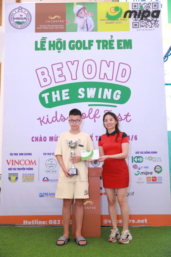 CEO Nguyễn Huyền – Giám đốc MIPA GOLF trao giải thưởng cho các em