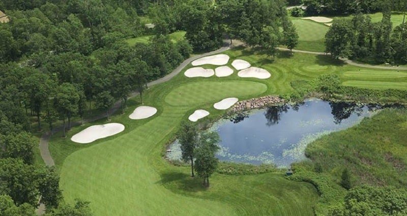 Sân golf 18 lỗ tiêu chuẩn với địa hình cơ bản