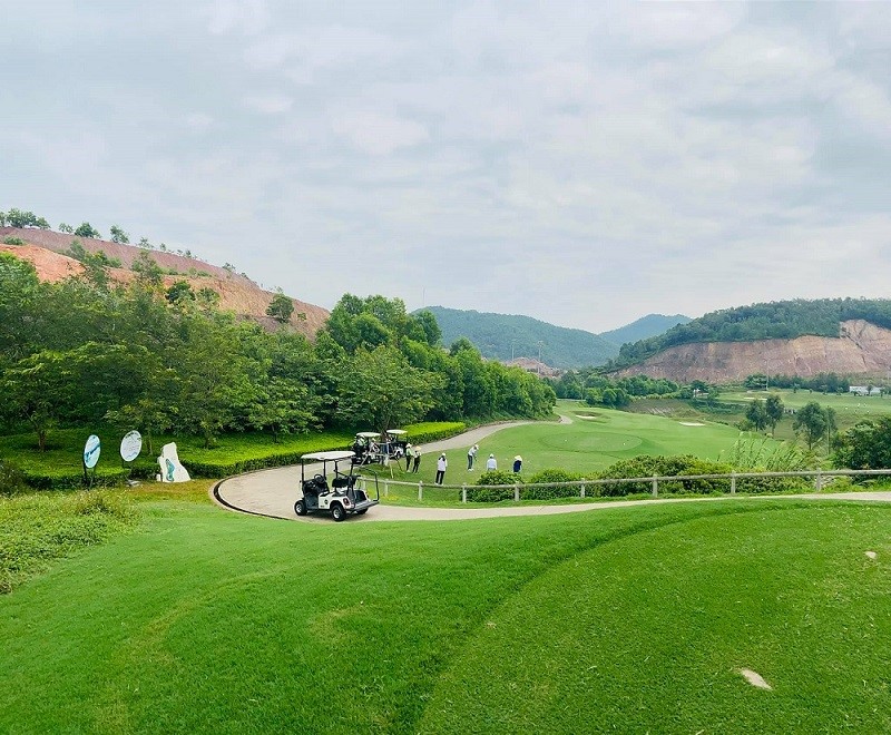 Đội ngũ caddy tại sân golf Amber Hills chu đáo và chuyên nghiệp