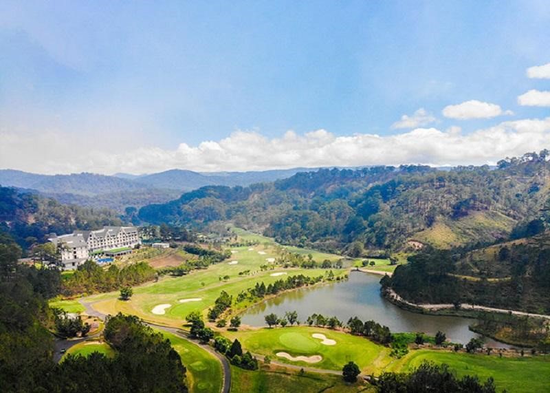 Dalat Palace golf club tọa lạc tại đường Phù Đổng Thiên Vương, TP. Đà Lạt