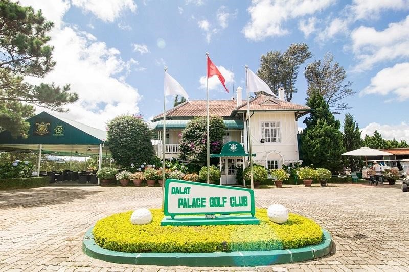 Ngoài khí hậu ôn hòa, Dalat Palace còn tích hợp nhiều dịch vụ tiện ích