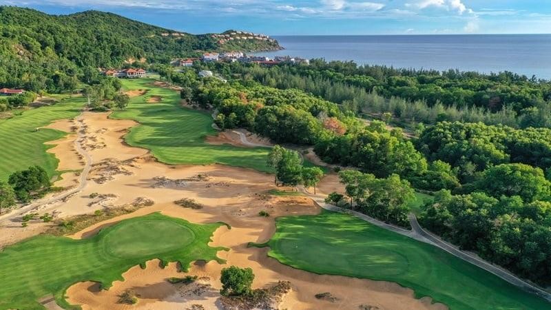 Sân golf Laguna Lăng Cô trong quang cảnh thiên nhiên tuyệt vời