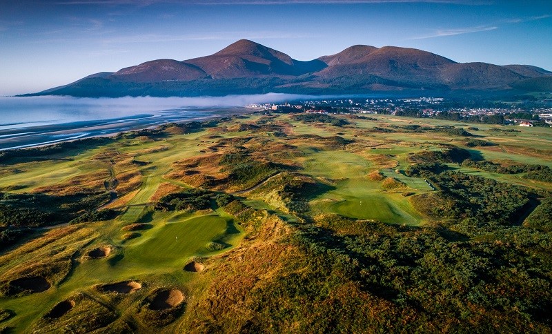 Sân Championship của Royal County Down Golf Club được bao quanh bởi vịnh và dãy núi