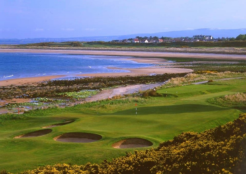 Royal Dornoch Golf Club tọa lạc trên dải cồn cát ven biển ở phía Bắc của Scotland