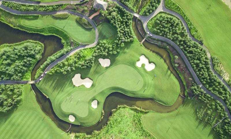 Sân golf được thiết kế độc đáo và nằm sát bờ biển Sầm Sơn