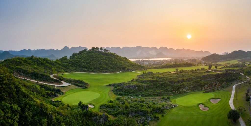 Không gian trong lành, hài hòa với thiên nhiên của Golf Hoàng Gia