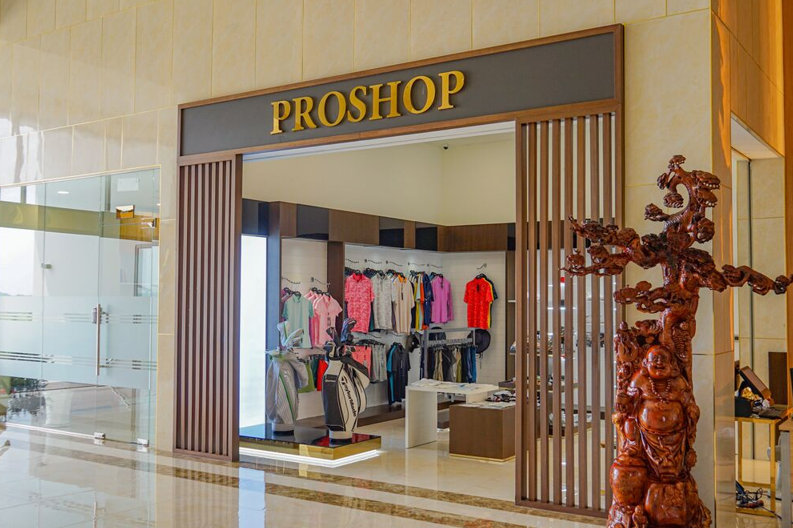 Cửa hàng Proshop với đa dạng các sản phẩm phục vụ cho quá trình chơi golf