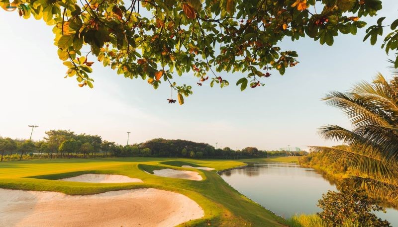 Sân golf Long Biên cách trung tâm thành phố Hà Nội 10km
