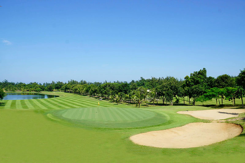 Bao quanh sân golf là những hàng cây xanh tốt, đem lại không khí trong lành, mát mẻ