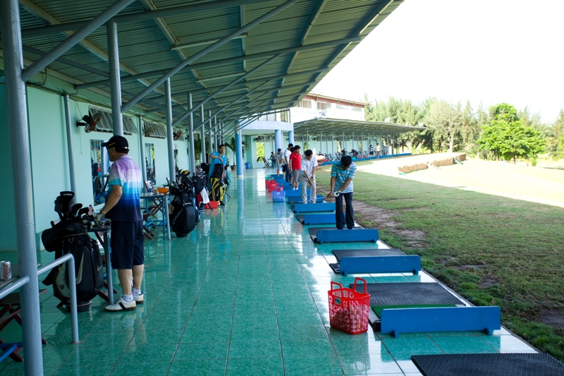Hệ thống sân tập đánh golf hiện đại, rộng lớn