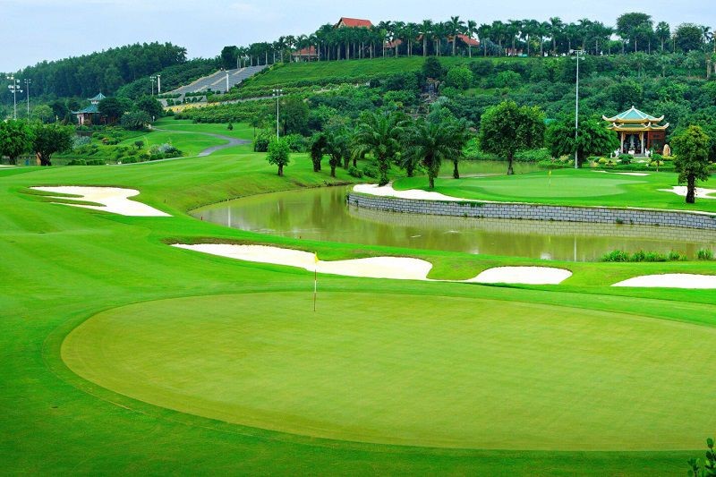 Vẻ đẹp thơ mộng. cuốn hút với một màu xanh mướt của sân golf
