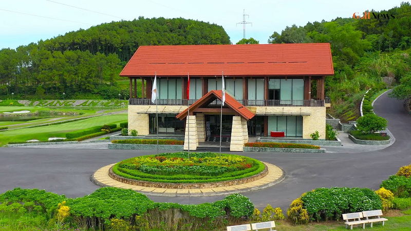 Tòa nhà Club House trên đỉnh núi đá tạo sự hứng thú cho golfer