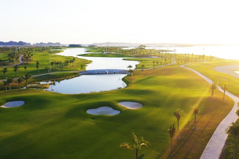 Không gian chơi golf rộng lớn, hài hòa với thiên nhiên dành cho golfer