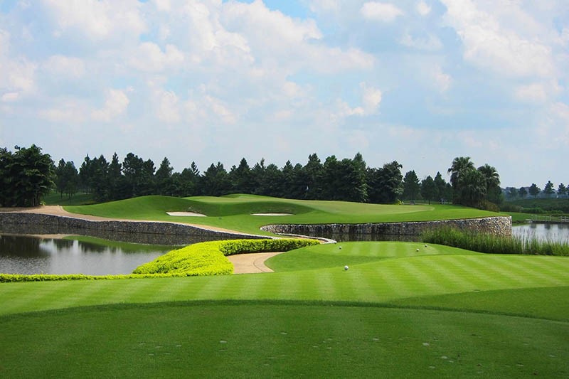 Golf Vân Trì hiện lên như một thảo nguyên xanh trong lành