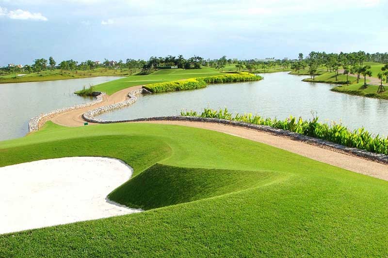 Các đường cát dài, hồ nước rộng lớn là thử thách lớn với golfer khi tới Vân Trì Course
