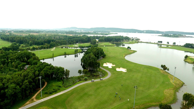 Sân golf Đại Lải được bao quanh bởi các hồ nước xanh mướt