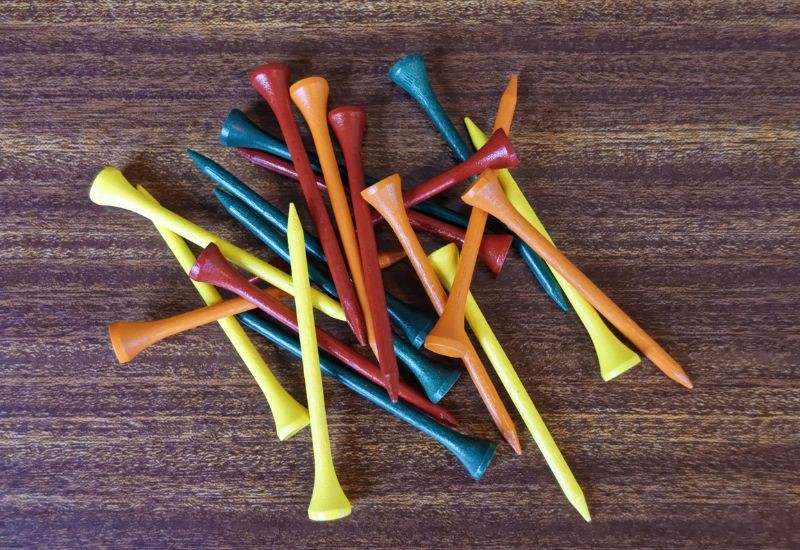 Màu sắc của tee golf giúp xác định cấp độ khó khăn và khoảng cách trên sân golf