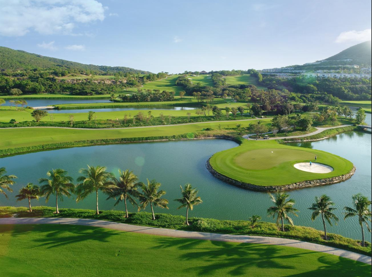 Sân Hồ với những cánh đồng cỏ xanh mướt, hồ nước xanh biếc