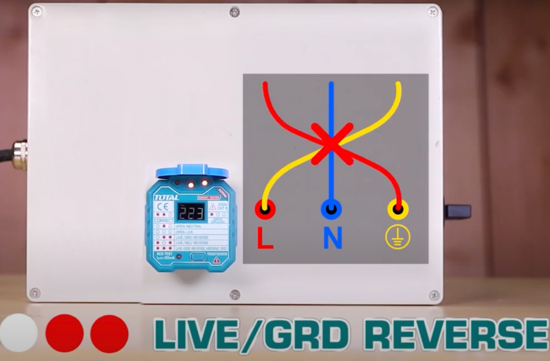 5. Dây nóng và dây nối đất đảo ngược (đèn giữa và phải sáng): Đây là tình trạng dây nóng và dây nối đất bị lắp nhầm vị trí, làm tăng nguy cơ giật điện.