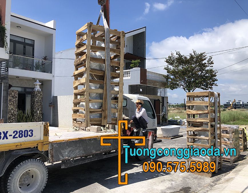 Đóng Tượng Thánh Giuse Bằng Đá Nguyên Khối Vào Pallet Gỗ