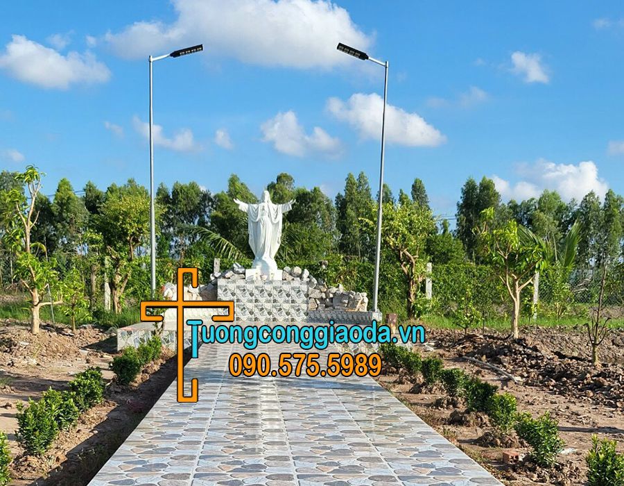 Lắp Đặt Hoàn Thiện Tượng Chúa Kitô Vua Đá Trắng Đẹp Tại Công Trình