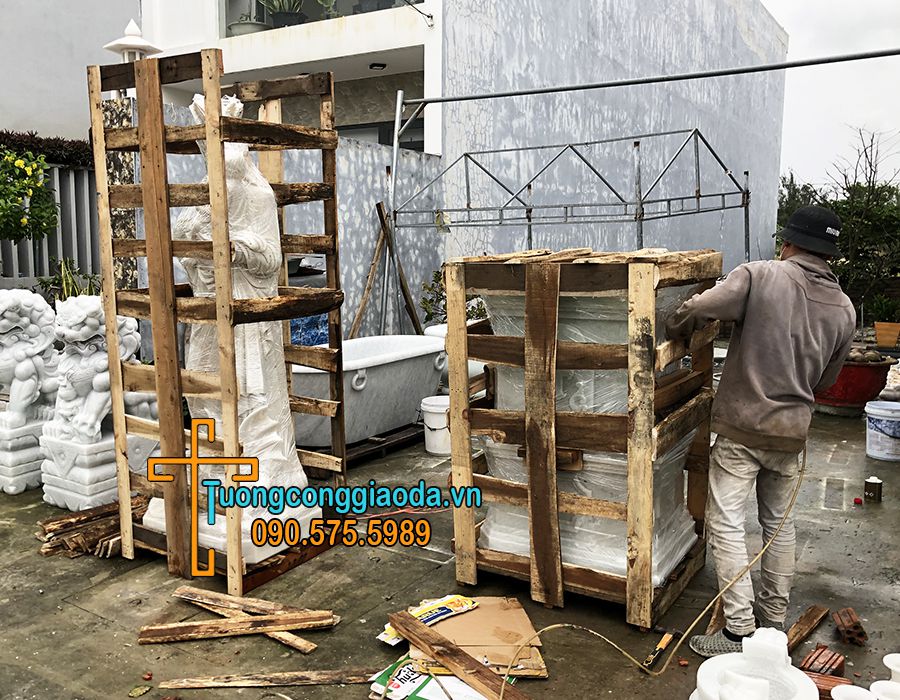Đóng Tượng Đức Mẹ Hằng Cứu Giúp Bằng Đá Đẹp Vào Pallet Gỗ An Toàn