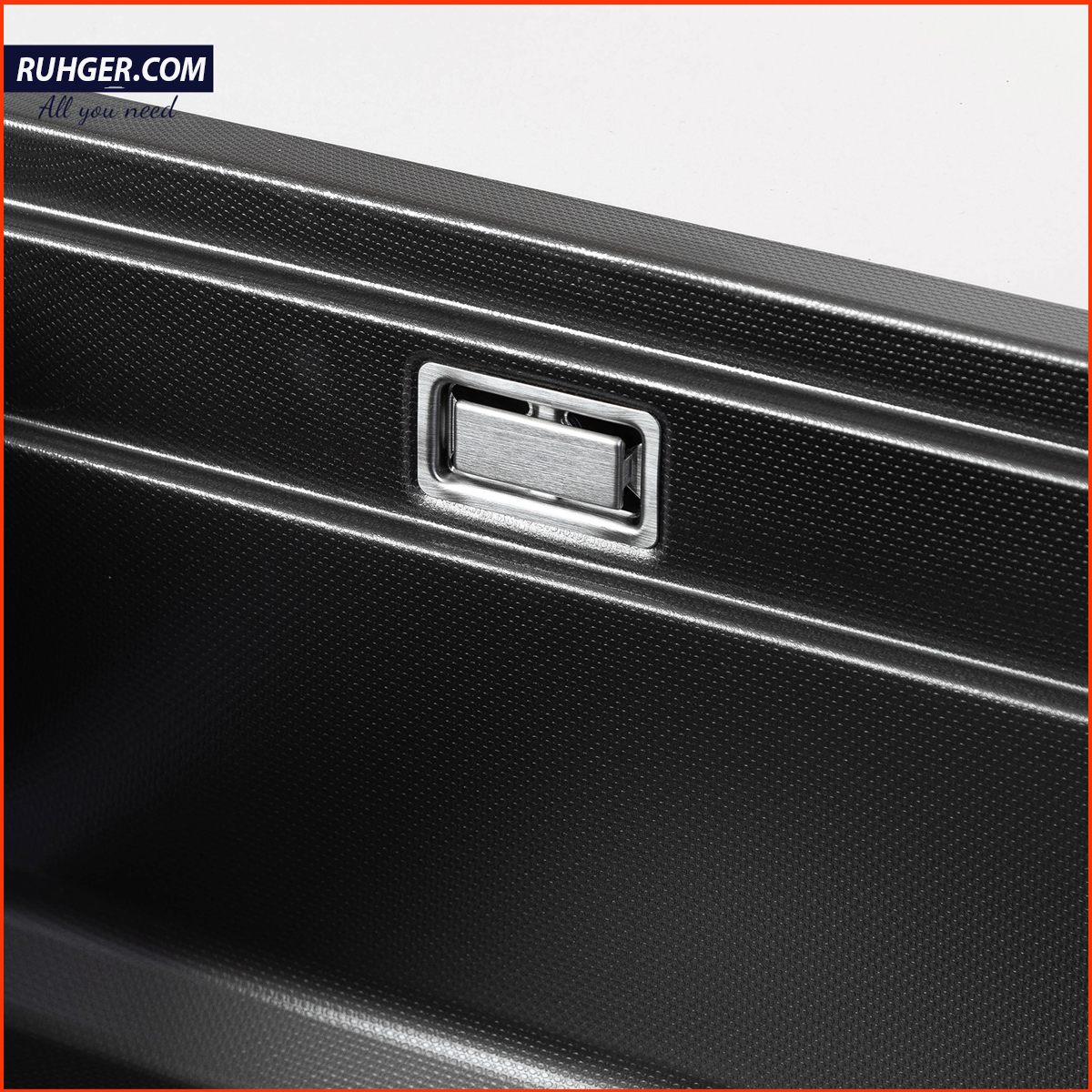 Bề mặt LINEN trên Chậu rửa bát Kluger KWU8161FB – S76 Plus giúp chống xước, chống bám dầu mỡ hiệu quả