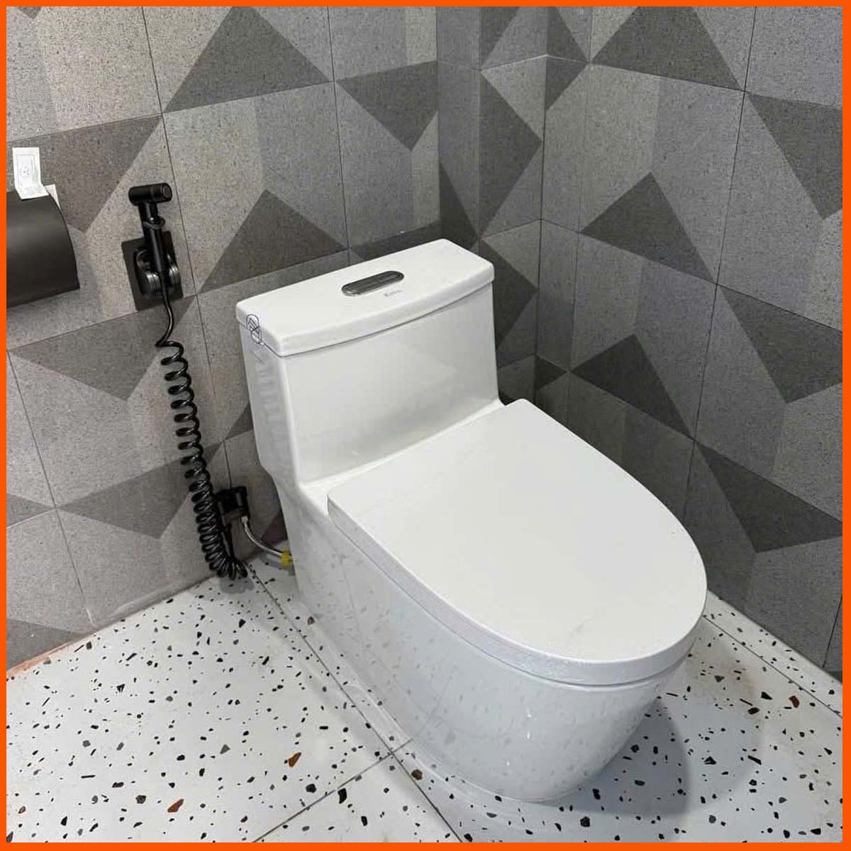 Hình ảnh lắp đặt thực tế Bồn cầu KRASIC K-8009