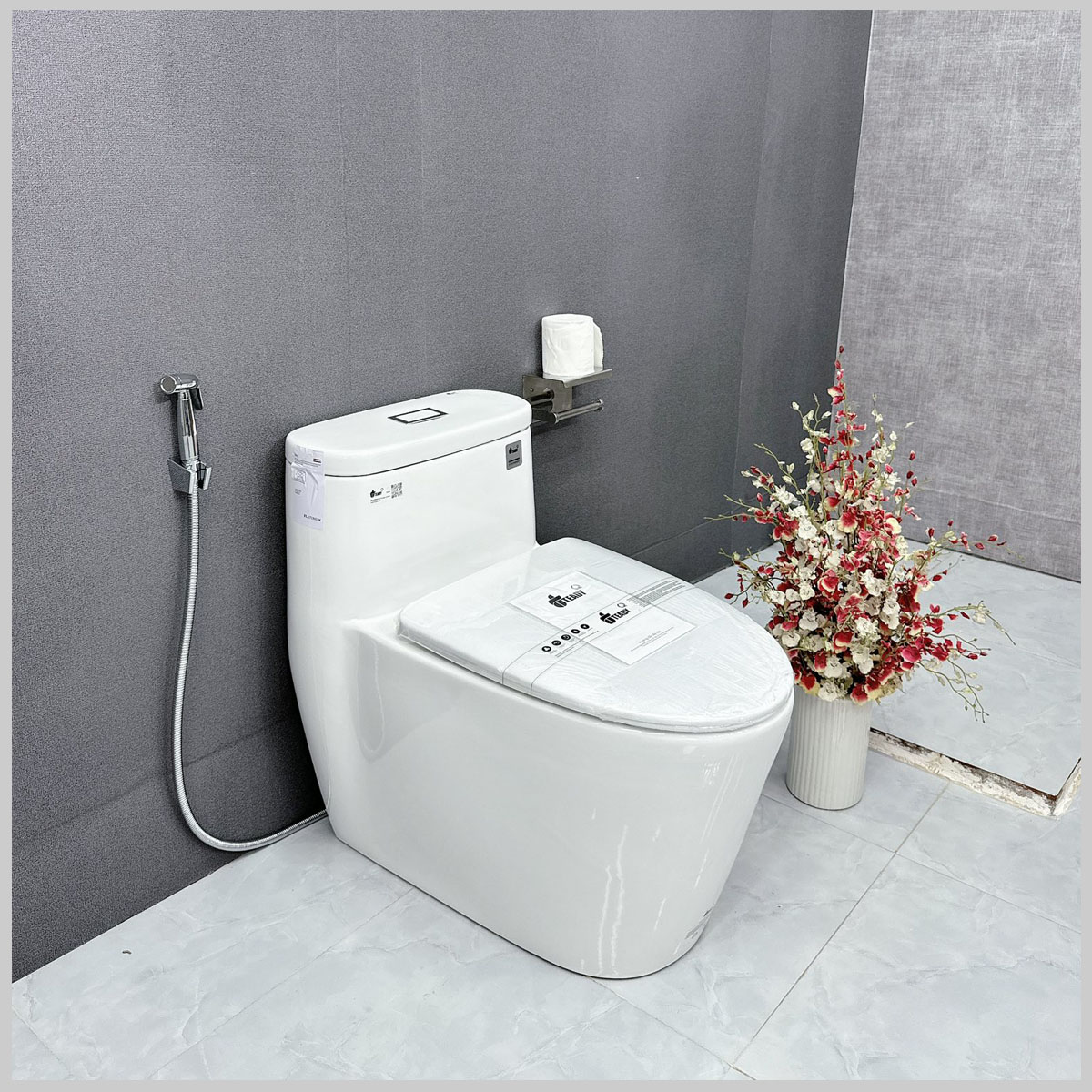 Bồn cầu liền khối LK132 phủ Nano Platinum, xả xoáy mạnh, tiết kiệm nước