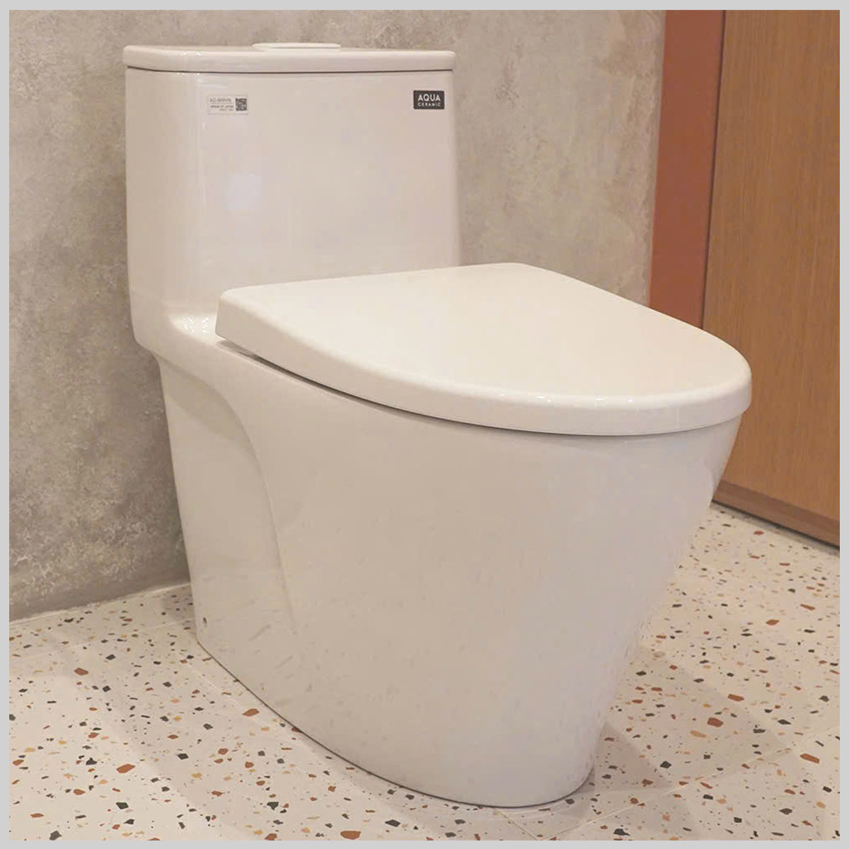 Bồn cầu liền khối R44 men sứ Nano chống bám bẩn, xả xoáy đa chiều