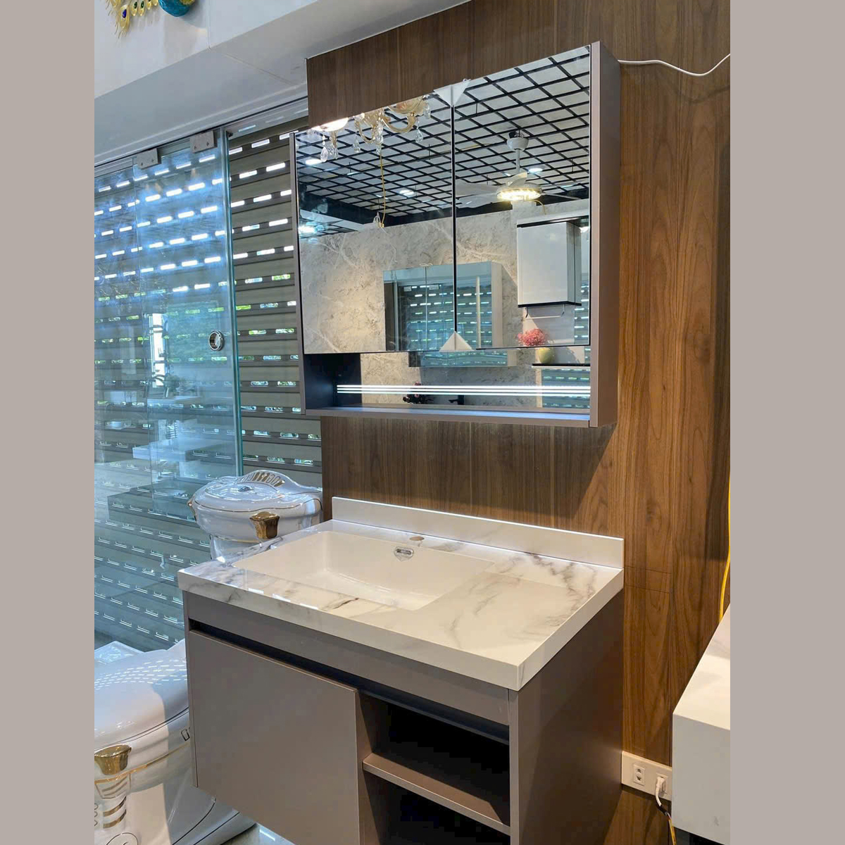 Cận cảnh chất liệu inox lõi nhôm tổ ong của tủ chậu 221, chống thấm cao cấp