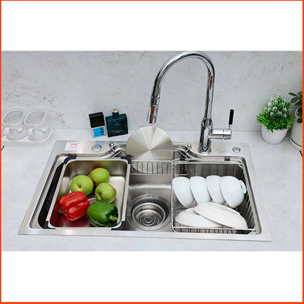 Chậu rửa bát KP-CR02-7546 đi kèm phụ kiện tiện ích như rổ úp bát, siphon