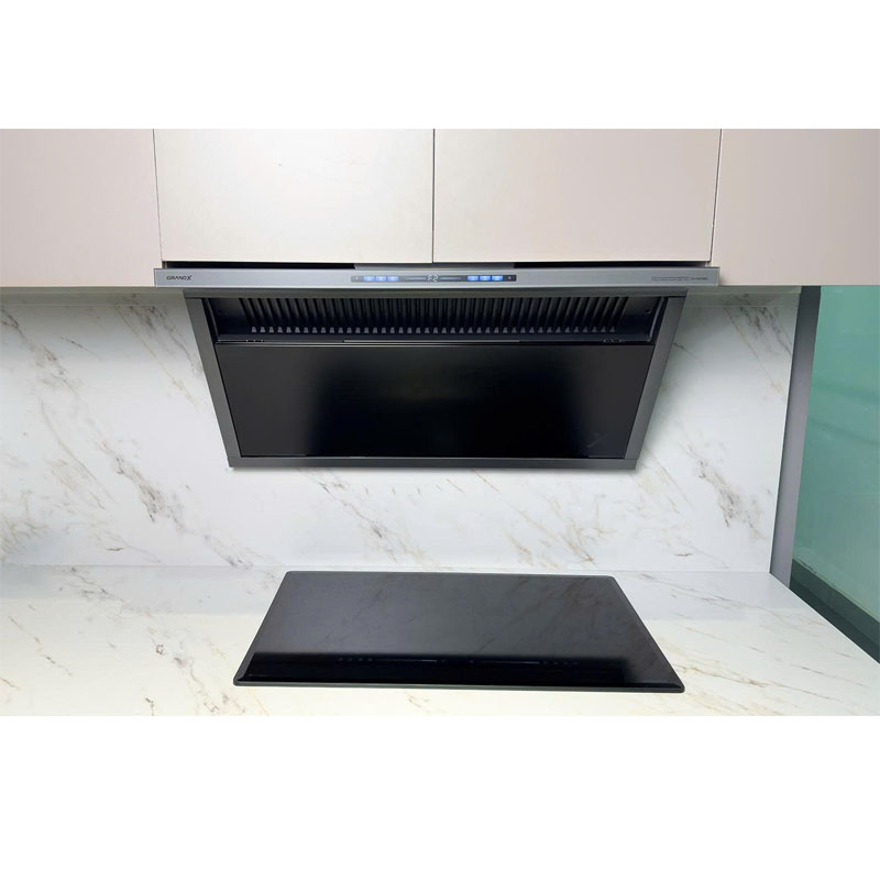 Hình ảnh thực tế lắp đặt máy hút mùi GrandX GX H90T88G trong bếp sang trọng