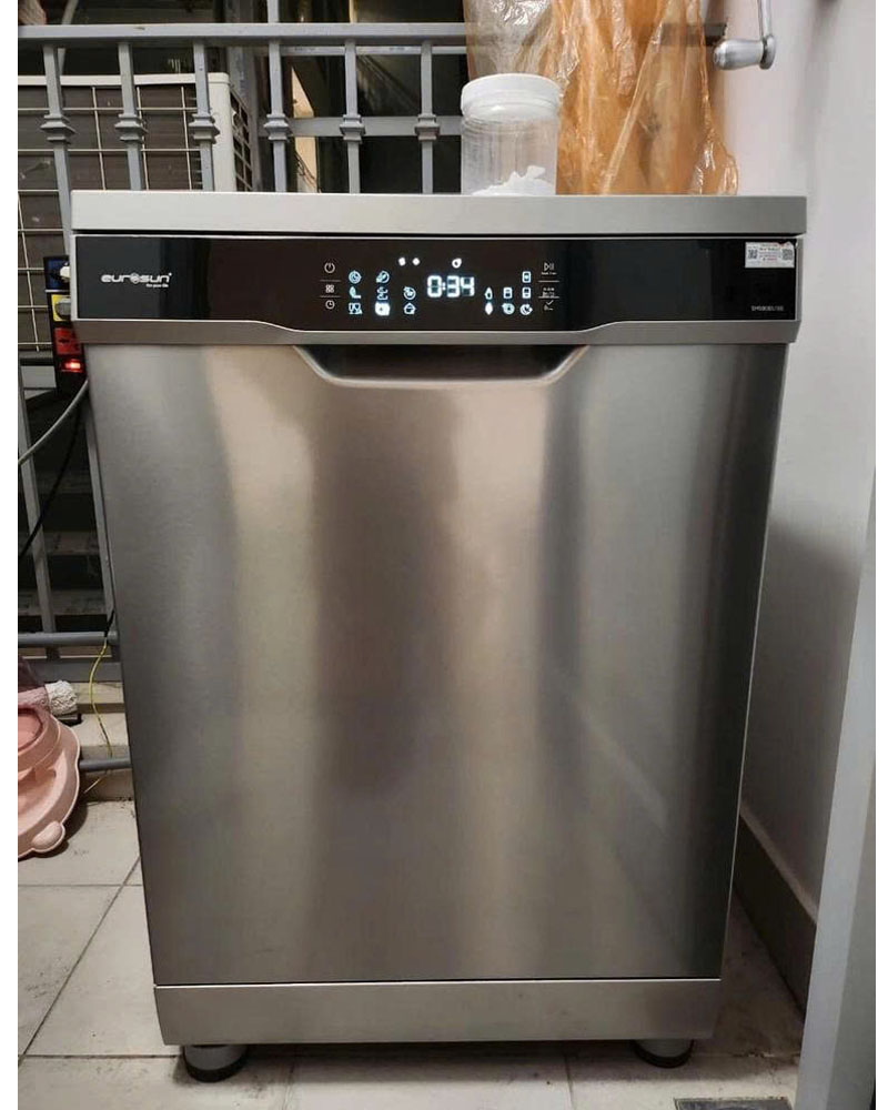 Bảng điều khiển cảm ứng LED hiện đại của máy rửa bát Eurosun SMS80EU16E