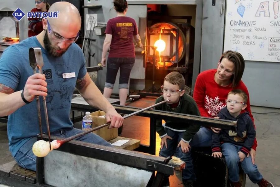 Chìm đắm trong thế giới sắc màu ở trung tâm thủy tinh Corning Glass