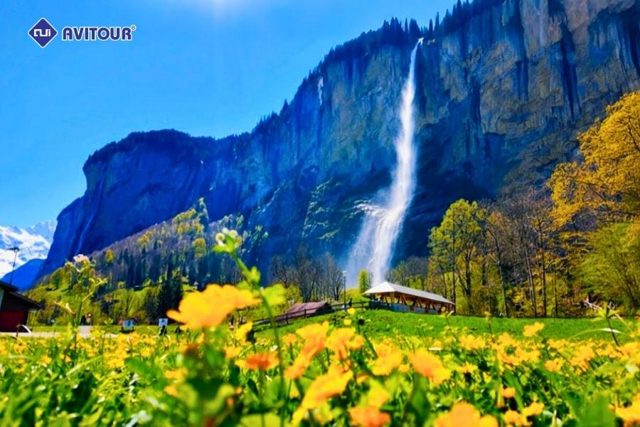 Choáng ngợp trước vẻ đẹp thung lũng tại làng cổ Lauterbrunnen Thụy Sĩ