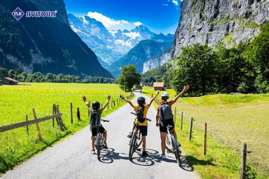 Choáng ngợp trước vẻ đẹp thung lũng tại làng cổ Lauterbrunnen Thụy Sĩ