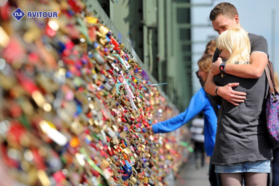 Đắm chìm trong sự lãng mạn của cây cầu tình yêu Hohenzollern